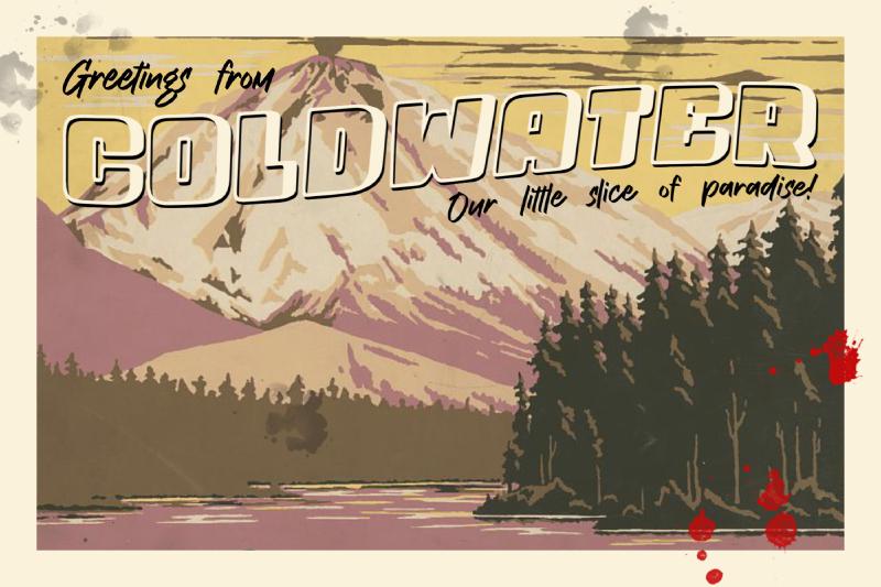 Eine Postkarte mit einer Illustration einer Landschaft. Ein See im Fordergrund grenzt an einen Nadelwald an. Im Hintergrund ragen Berge in den Himmel. Rechts unten sind einige Blutspritzer. Auf der Karte steht “Greetings from Coldwater our little slice of paradies!