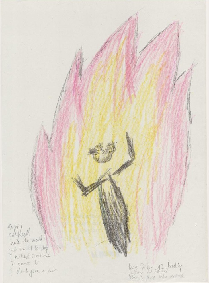 Eine mit Wachsmalstiften gezeichnete, gleißende Flamme nimmt ein vergilbtes Papier ein. In der Mitte der Flamme eine mit schwarzen Stiften gezeichnete Person mit scharfen Zähnen, in die Höhe blickend und mit nach oben gerichteten Händen. Rechts und links stehen unleserliche Handschrift in Bleistift.